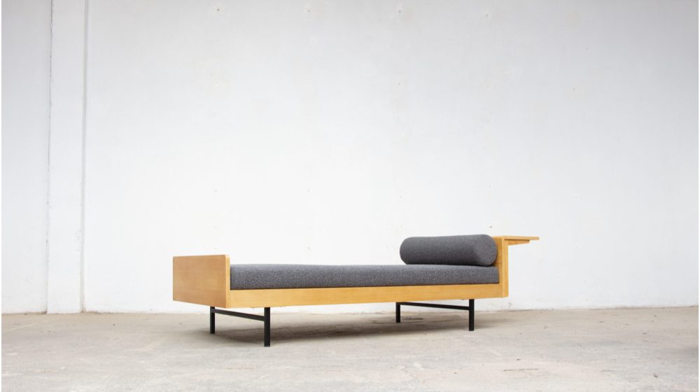 sofa-daybed-lit-repos-banquette-vintage-LC-5-Pierre-Guariche-Michel-Mortier-Joseph-André-Motte-Minvielle-arp-öldddesign-lyon-lc5-mid-century-olddesign-french-design-1960-jour