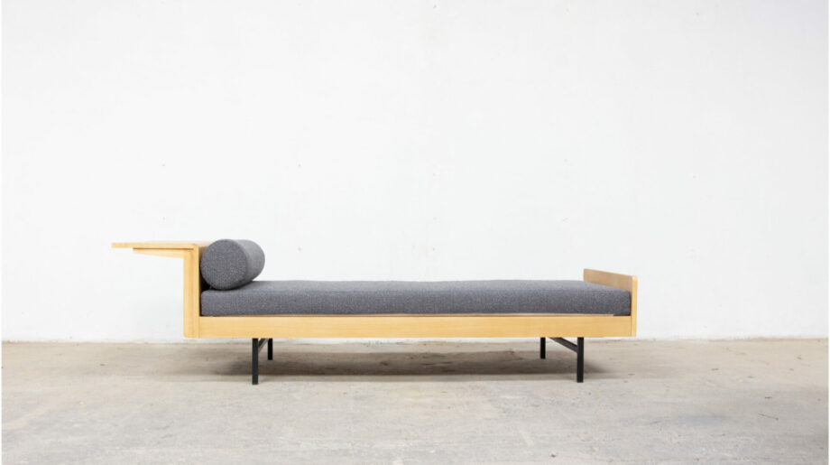 canapé-daybed-lit-repos-banquette-vintage-LC-5-Pierre-Guariche-Michel-Mortier-Joseph-André-Motte-Minvielle-arp-öldddesign-lyon-lc5-mid-century-olddesign-french-design-1960-jour