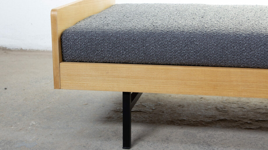 canapé-daybed-lit-repos-banquette-vintage-LC-5-Pierre-Guariche-Michel-Mortier-Joseph-André-Motte-Minvielle-arp-öldddesign-lyon-lc5-mid-century-olddesign-french-design-1960-jour