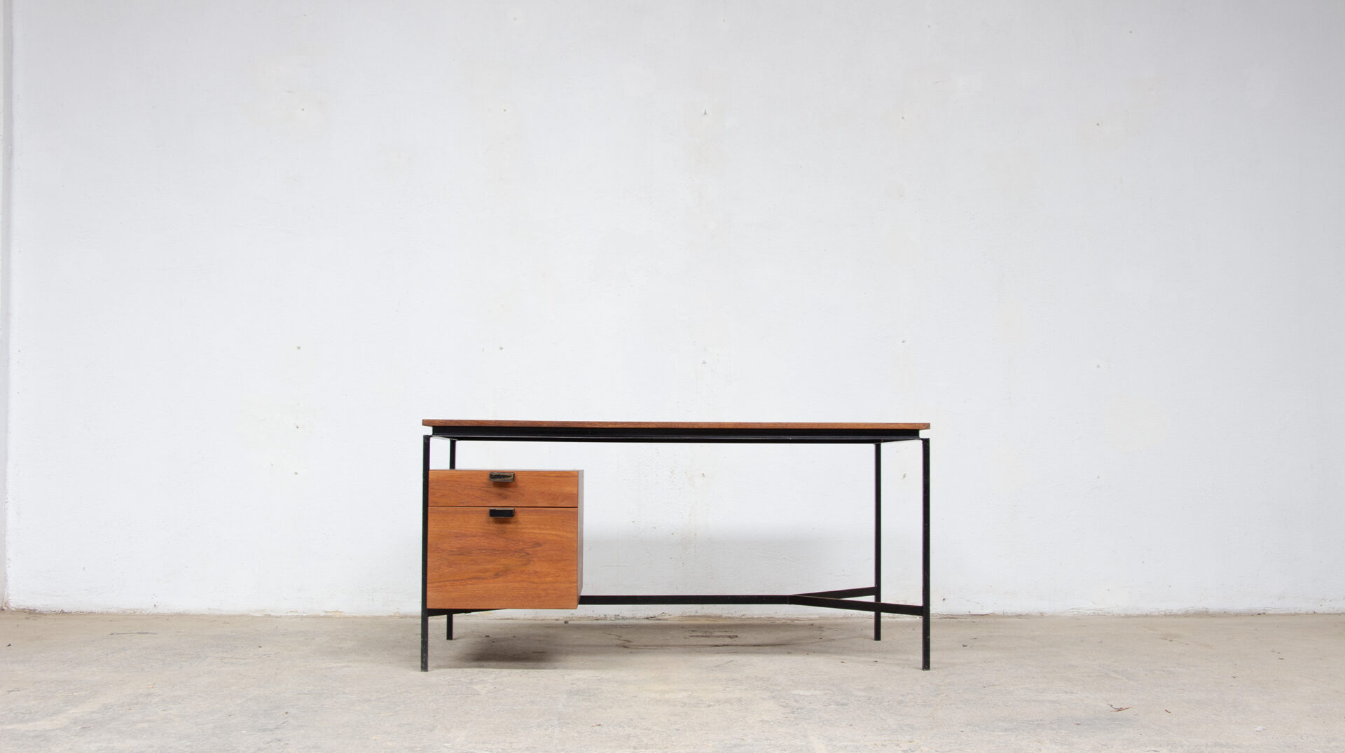 bureau-desk-vintage-pierre-paulin-thonet-mid-century-french-cm-172-olddesign-designer-home-decoration-teak-teck-modernisme