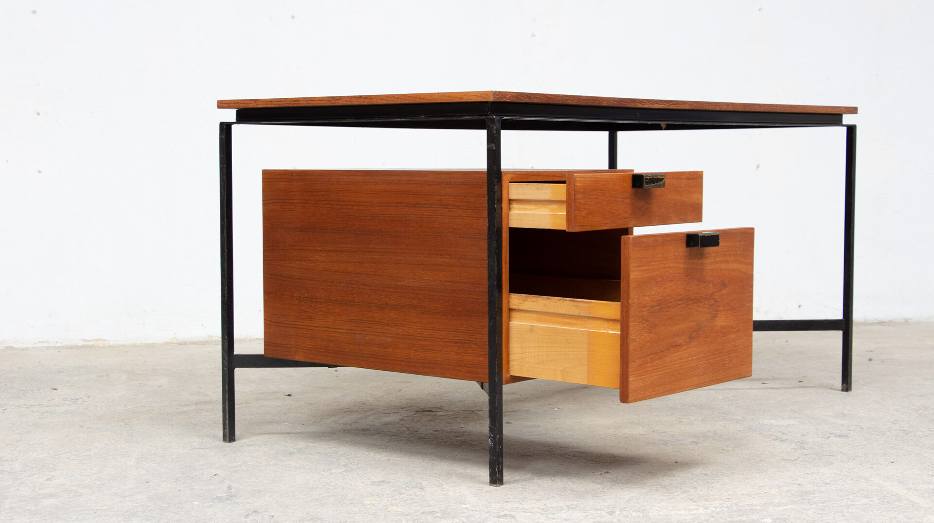 bureau-desk-vintage-pierre-paulin-thonet-mid-century-french-cm-172-olddesign-designer-home-decoration-teak-teck-modernisme