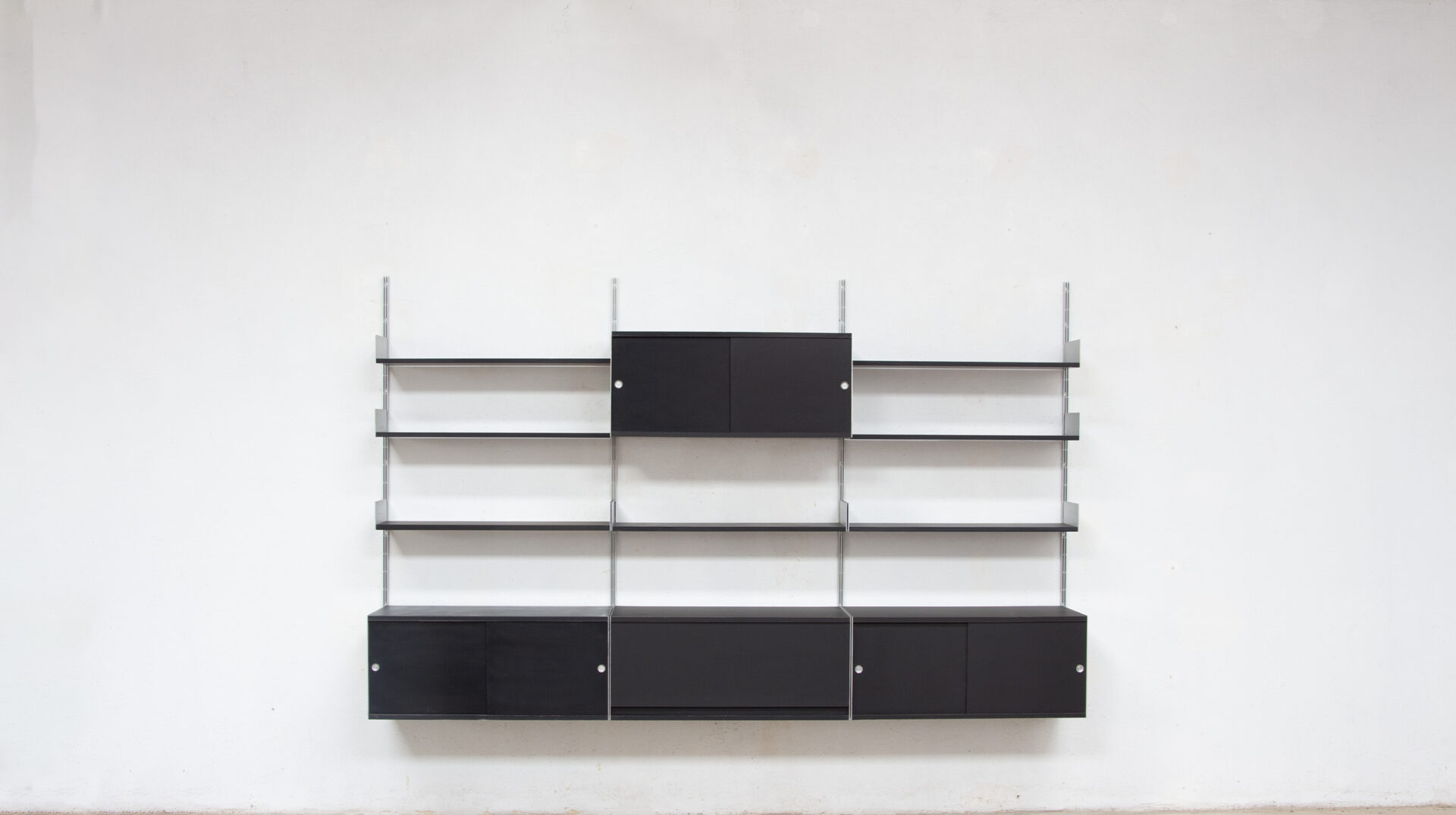 dieter-rams-606-shelving-wall-unit-bibliothèque-étagères-vitsoe-noir-black-ölddesign-design-germany-braun-bookcase-mid-century-vintage-minimalisme-minimaliste-minimalist-aluminium-laminate-1960