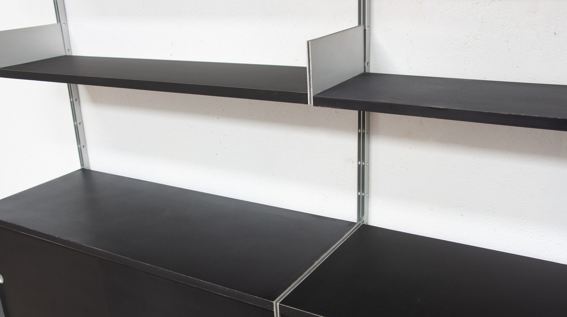 dieter-rams-606-shelving-wall-unit-bibliothèque-étagères-vitsoe-noir-black-ölddesign-design-germany-braun-bookcase-mid-century-vintage-minimalisme-minimaliste-minimalist-aluminium-laminate-1960