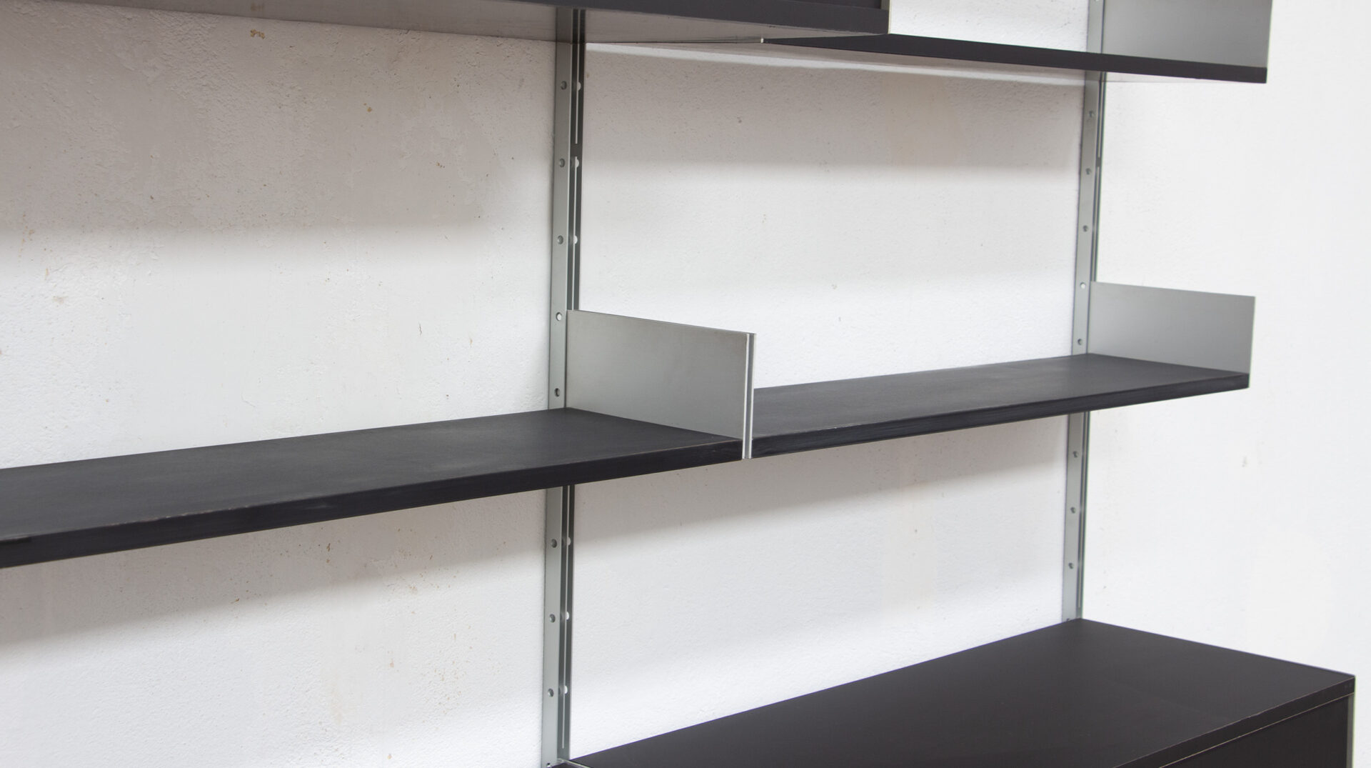 dieter-rams-606-shelving-wall-unit-bibliothèque-étagères-vitsoe-noir-black-ölddesign-design-germany-braun-bookcase-mid-century-vintage-minimalisme-minimaliste-minimalist-aluminium-laminate-1960