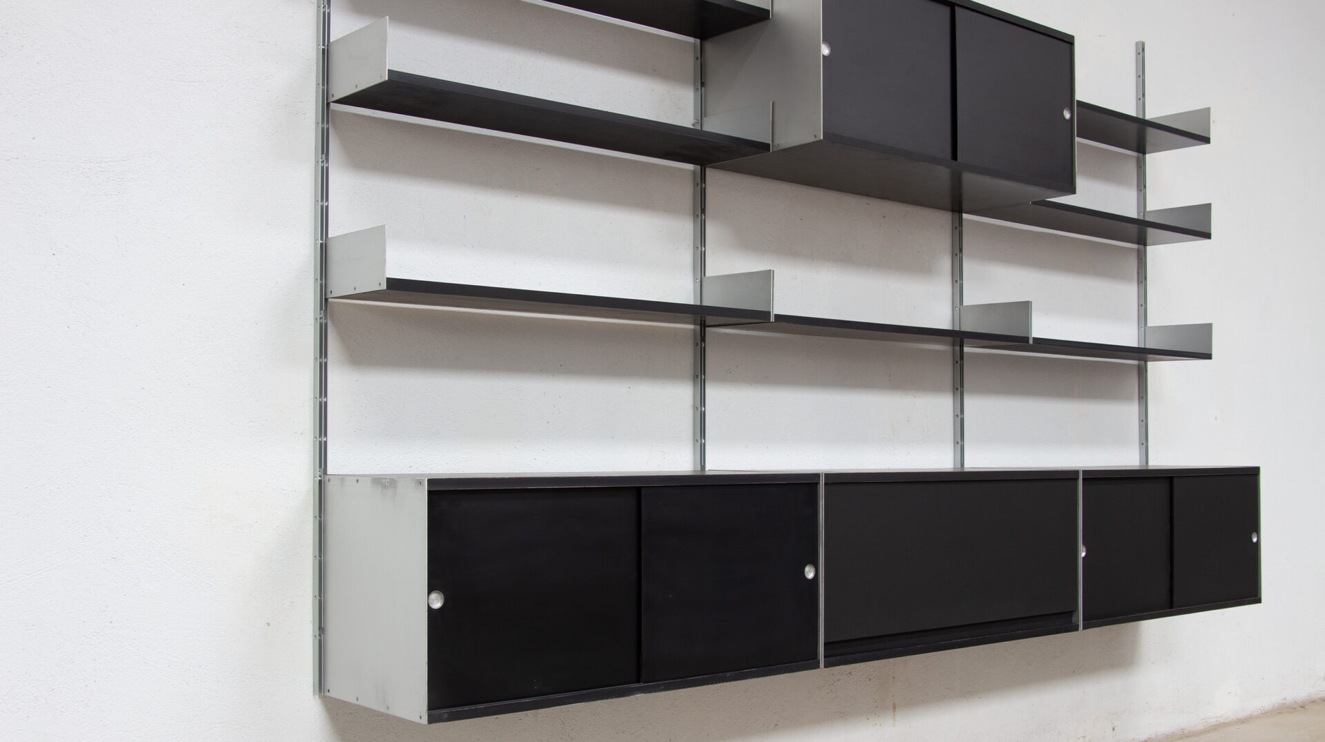 dieter-rams-606-shelving-wall-unit-bibliothèque-étagères-vitsoe-noir-black-ölddesign-design-germany-braun-bookcase-mid-century-vintage-minimalisme-minimaliste-minimalist-aluminium-laminate-1960