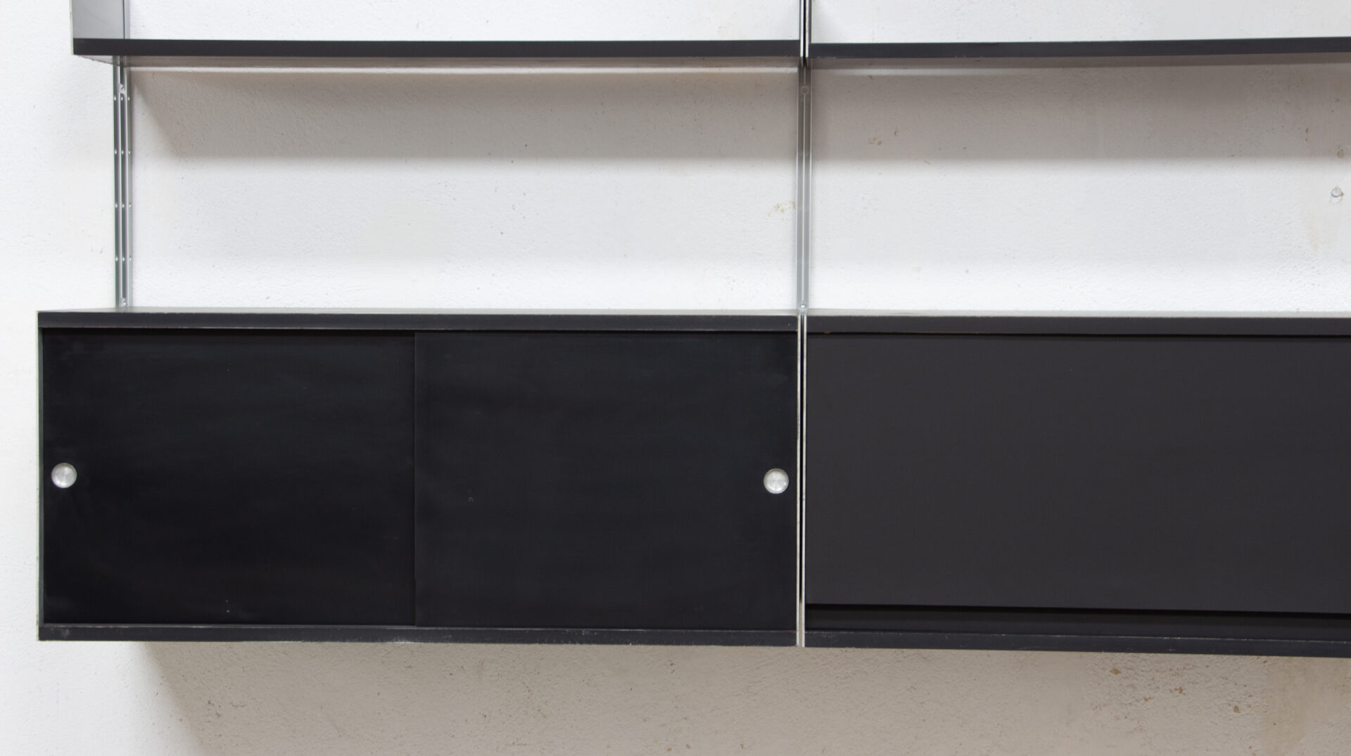 dieter-rams-606-shelving-wall-unit-bibliothèque-étagères-vitsoe-noir-black-ölddesign-design-germany-braun-bookcase-mid-century-vintage-minimalisme-minimaliste-minimalist-aluminium-laminate-1960