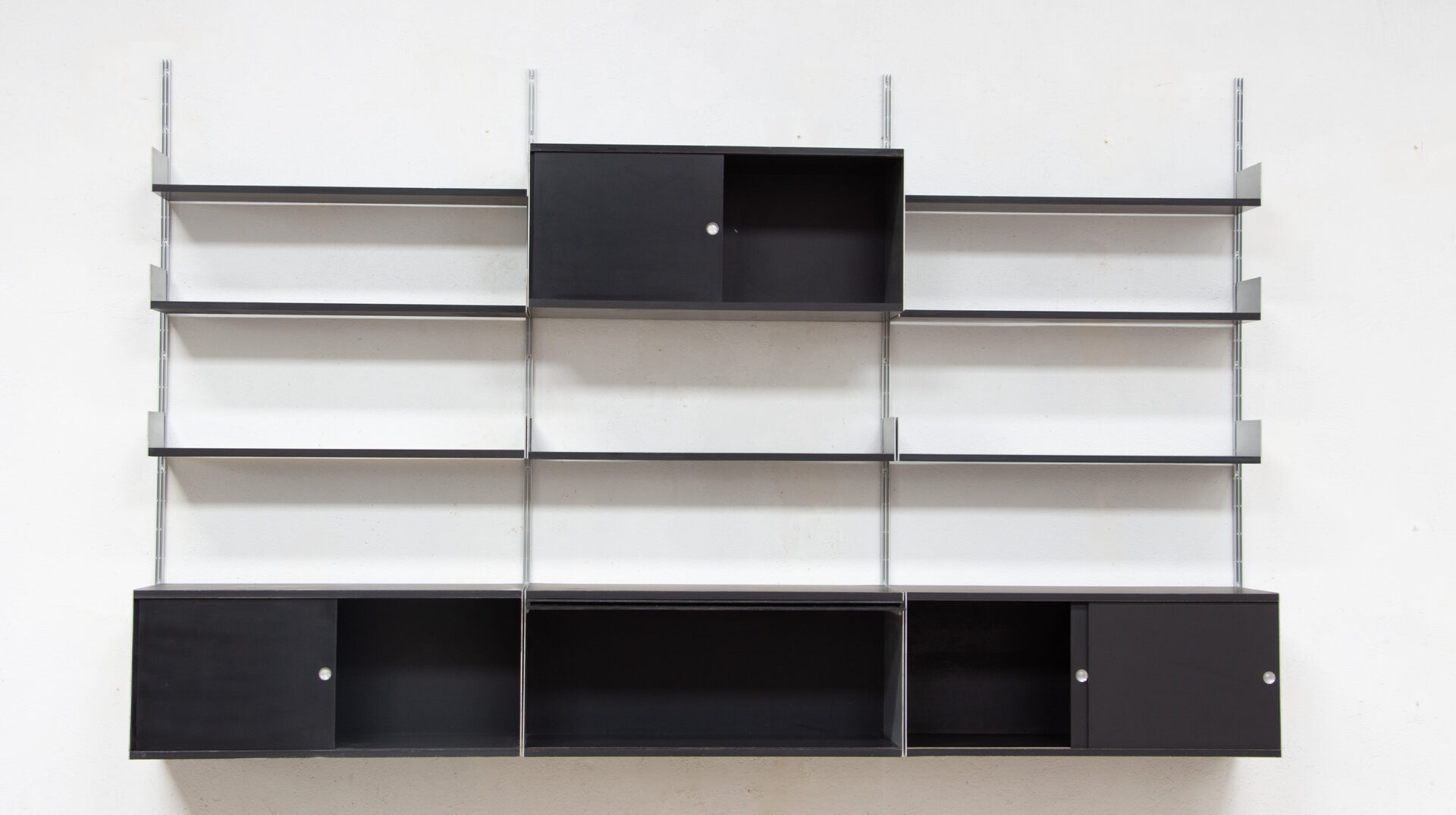 dieter-rams-606-shelving-wall-unit-bibliothèque-étagères-vitsoe-noir-black-ölddesign-design-germany-braun-bookcase-mid-century-vintage-minimalisme-minimaliste-minimalist-aluminium-laminate-1960