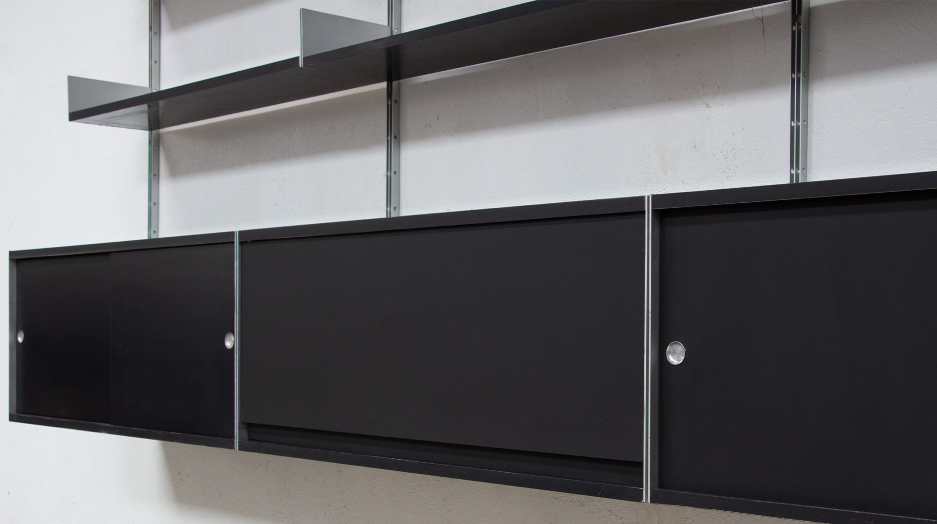 dieter-rams-606-shelving-wall-unit-bibliothèque-étagères-vitsoe-noir-black-ölddesign-design-germany-braun-bookcase-mid-century-vintage-minimalisme-minimaliste-minimalist-aluminium-laminate-1960