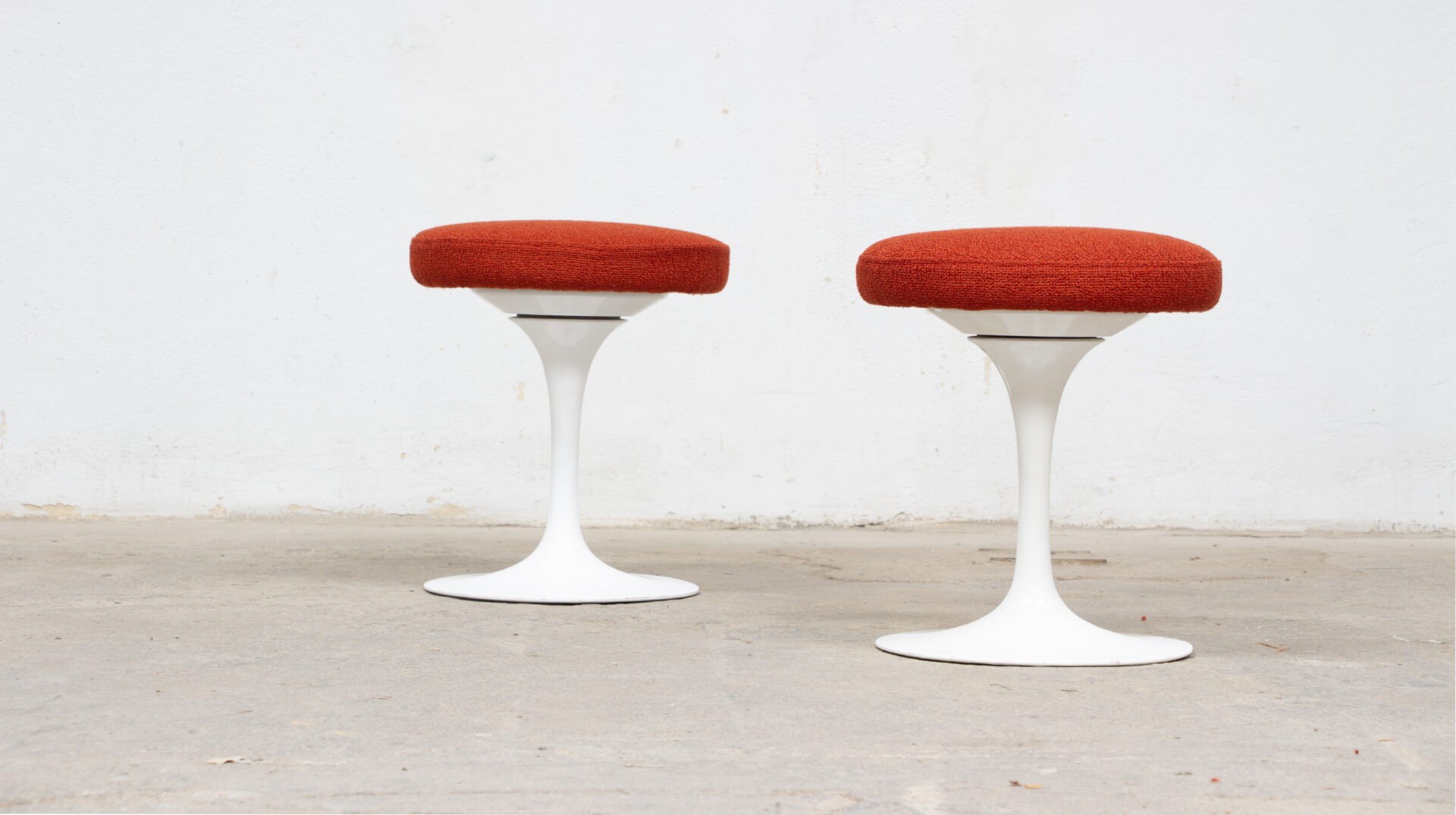 Paire de tabourets Tulipe d' Eero Saarinen pour l'éditeur Knoll en tissu bouclette orange de Casamance