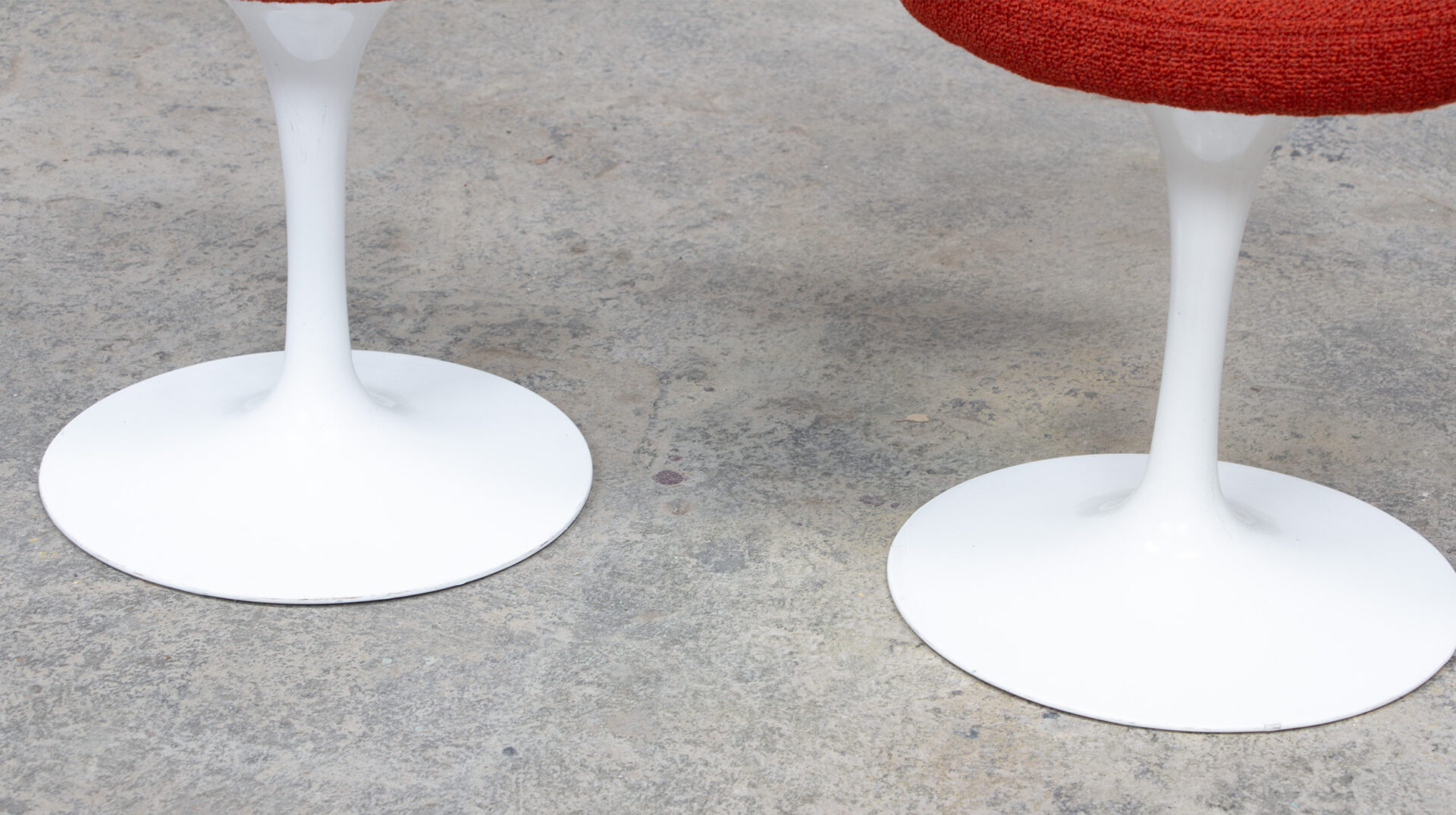 Paire de tabourets Tulipe d' Eero Saarinen pour l'éditeur Knoll, gros plan sur les pieds.