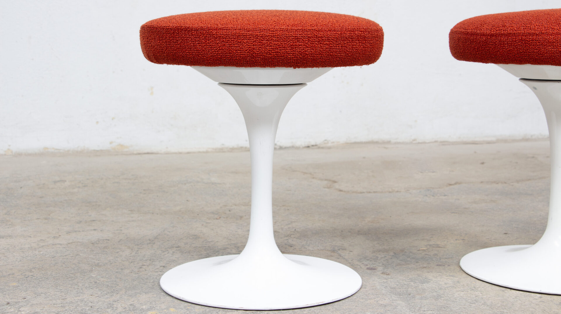 Paire de tabourets Tulipe d' Eero Saarinen pour l'éditeur Knoll en tissu bouclette orange brulé de Casamance, vue de près
