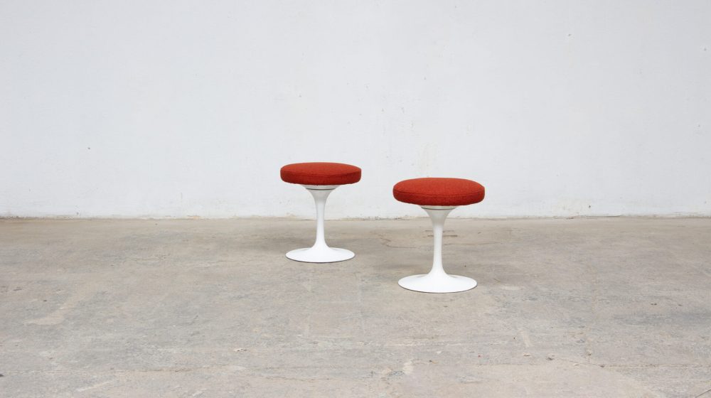 Tulip Stools Eero Saarinen for Knoll International in orange bouclé fabric by Casamance. Overview 