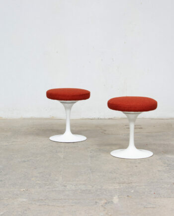 Tulip Stools Eero Saarinen for Knoll international en tissu bouclette orange de Casamance. Vue d'ensemble