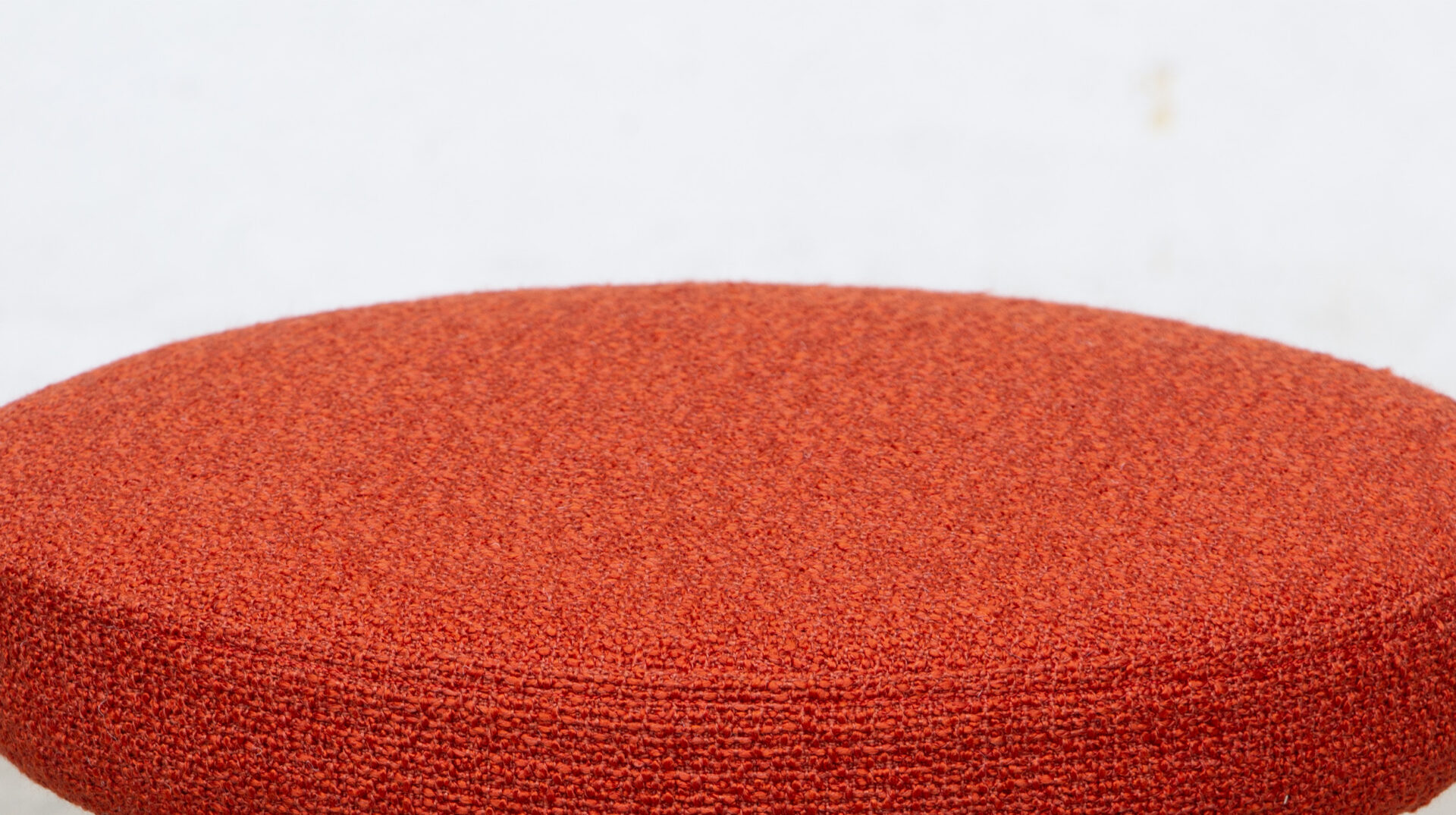 Détail de l'assise d'un tabouret Tulipe d' Eero Saarinen pour l'éditeur Knoll en tissu bouclette orange de la marque Casamance
