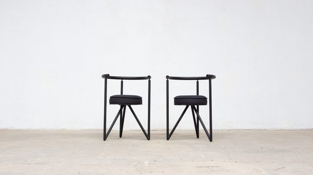 Miss Dorn chairs de Philippe Starck pour l'éditeur Disform en 1982, vue de face des deux chaises.