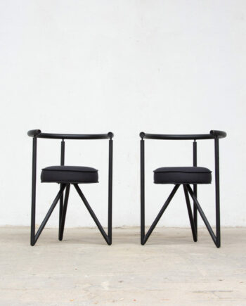 Miss Dorn chairs de Philippe Starck pour l'éditeur Disform en 1982, vue de face des deux chaises.