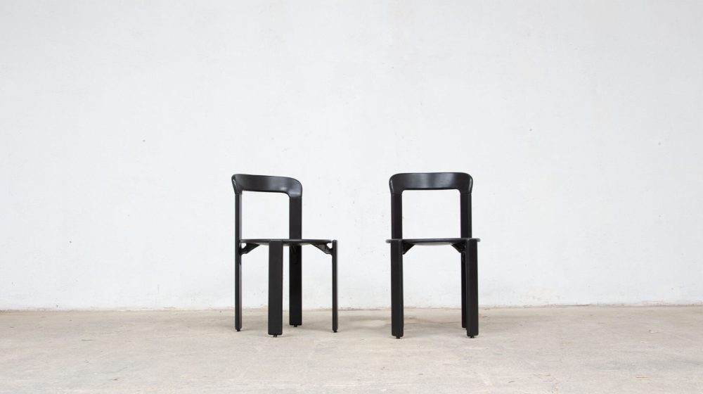 paire de chaises vintage noires Bruno Rey pour Dietiker, vue d'ensemble. Chairs 1960