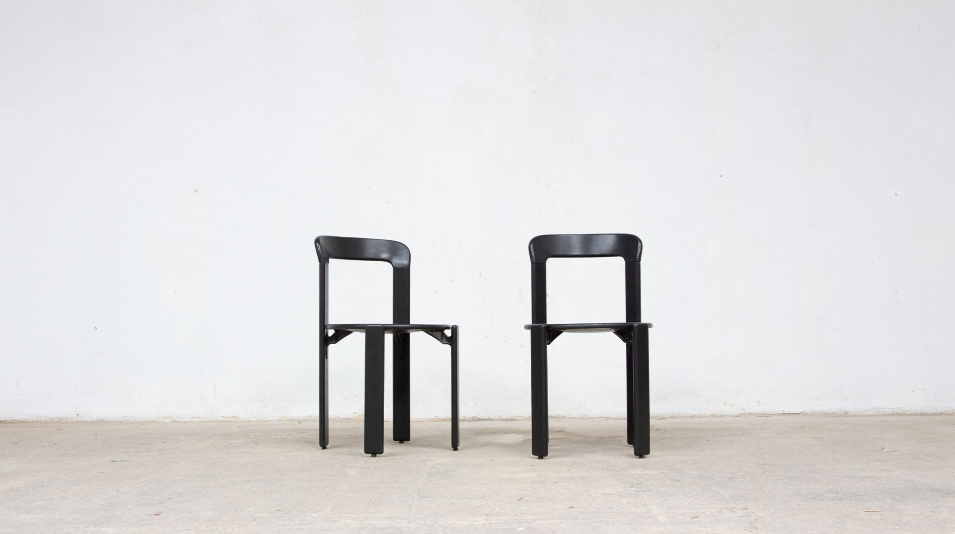 paire de chaises vintage noires Bruno Rey pour Dietiker, vue d'ensemble. Chairs 1960
