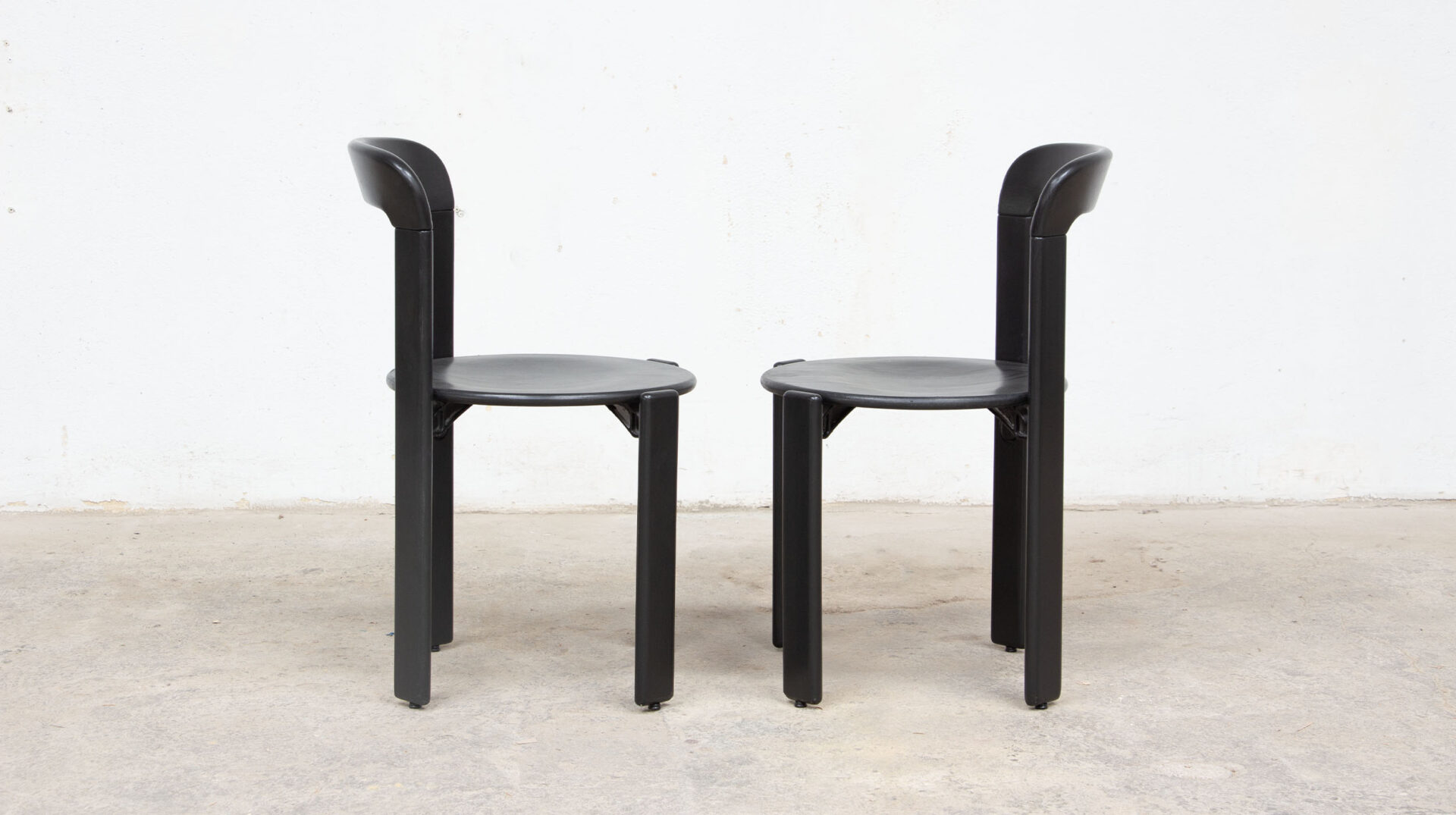 paire de chaises vintage noires Bruno Rey pour Dietiker : face à face