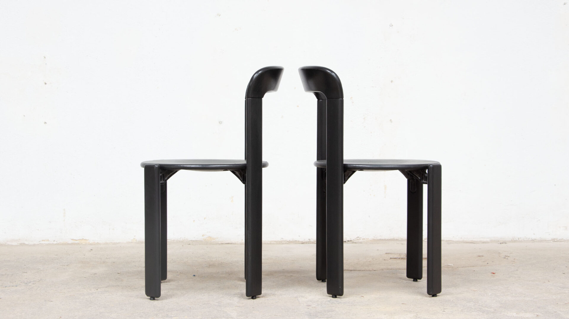 paire de chaises vintage noires Bruno Rey pour Dietiker, l'une contre l'autre