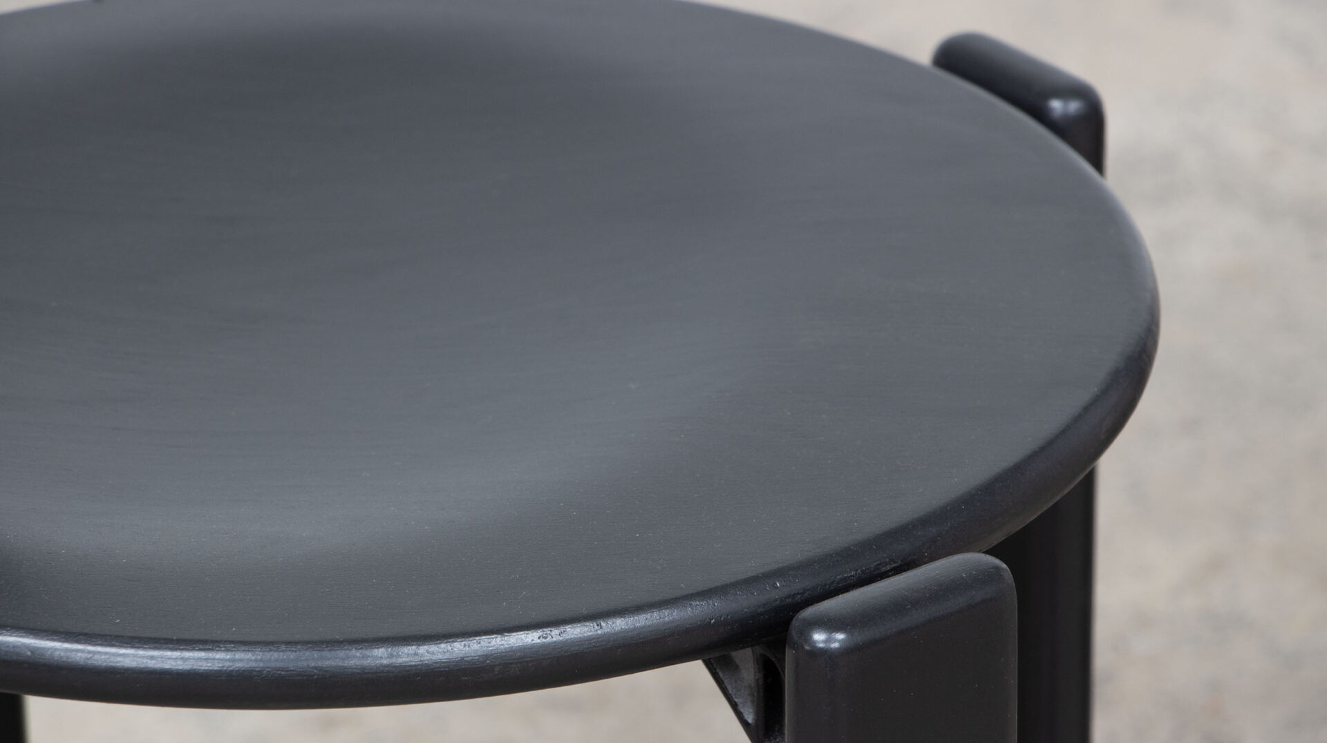 détail assise chaises vintage noires Bruno Rey pour Dietiker