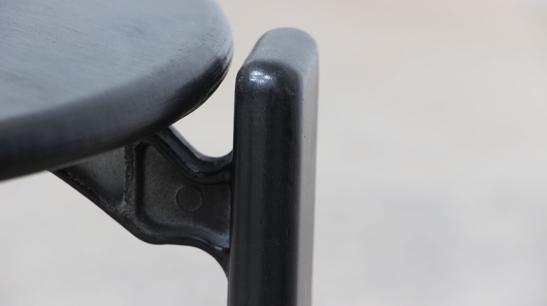 détail chaise vintage noires Bruno Rey pour Dietiker