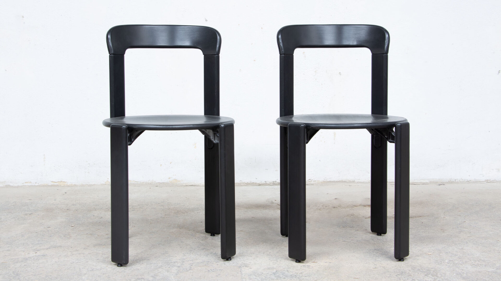 paire de chaises vintage noires Bruno Rey pour Dietiker, face.