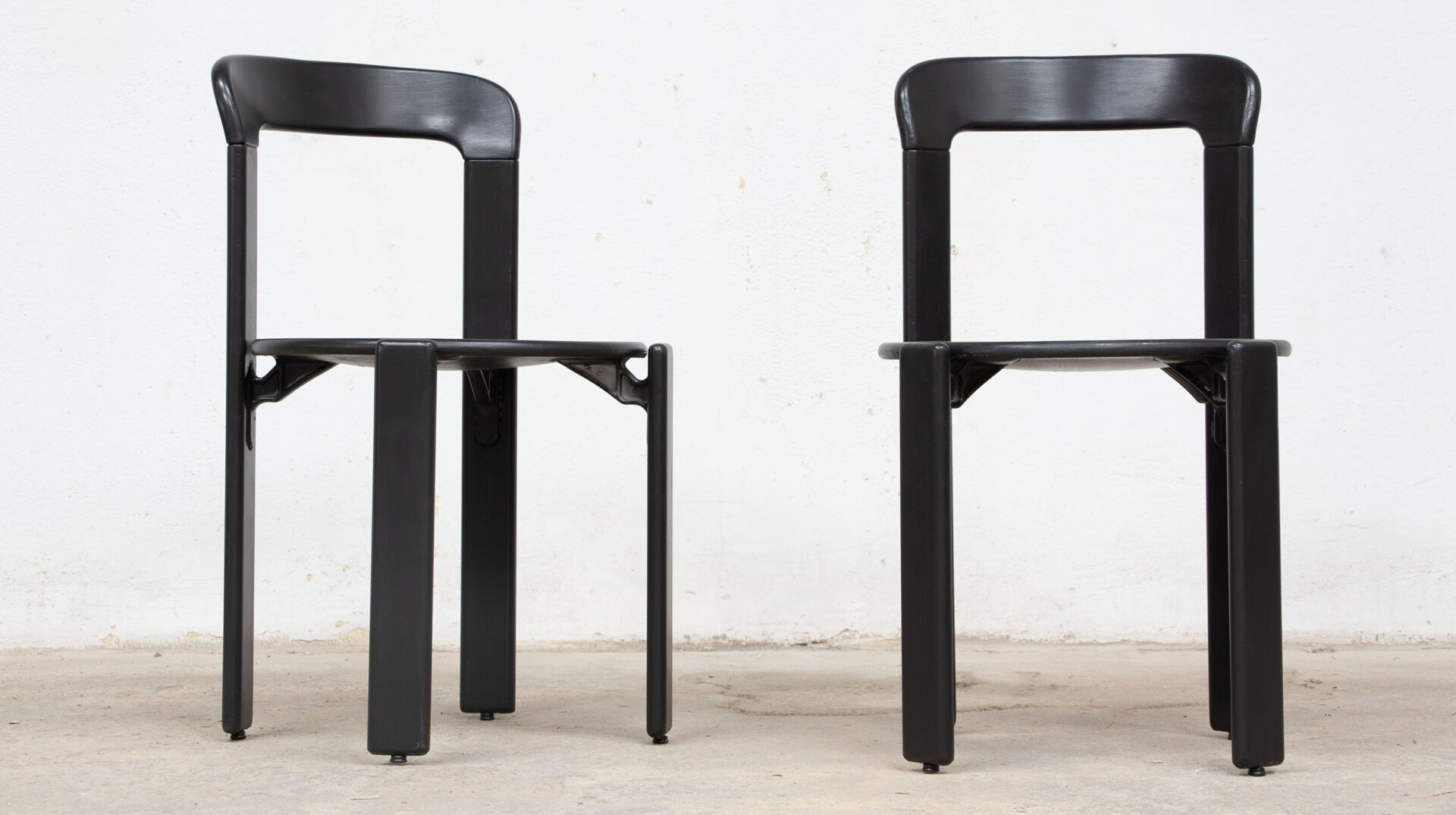 paire de chaises vintage noires Bruno Rey pour Dietiker, vue de face