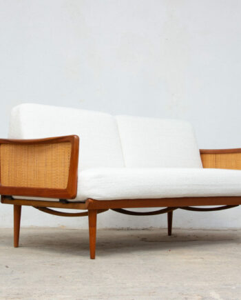 Sofa Scandinave modèle FD 451 en teck et en osier Peter Hvidt & Orla Mølgaard Nielsen éditeur France and son avec son tissu bouclette écru de chez Casamance, vue de profil