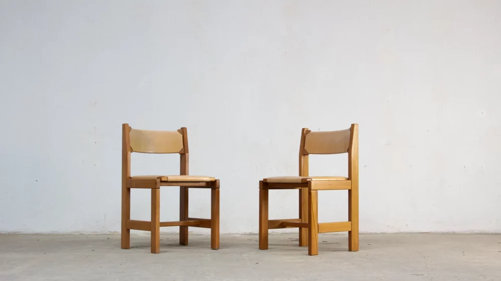chaises brutalistes en orme et cuir de la Maison regain à la manière de Pierre Chapo, 1970, vue d'ensemble général