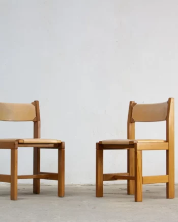 chaises brutalistes en orme et cuir de la Maison regain à la manière de Pierre Chapo, 1970, vue d'ensemble général