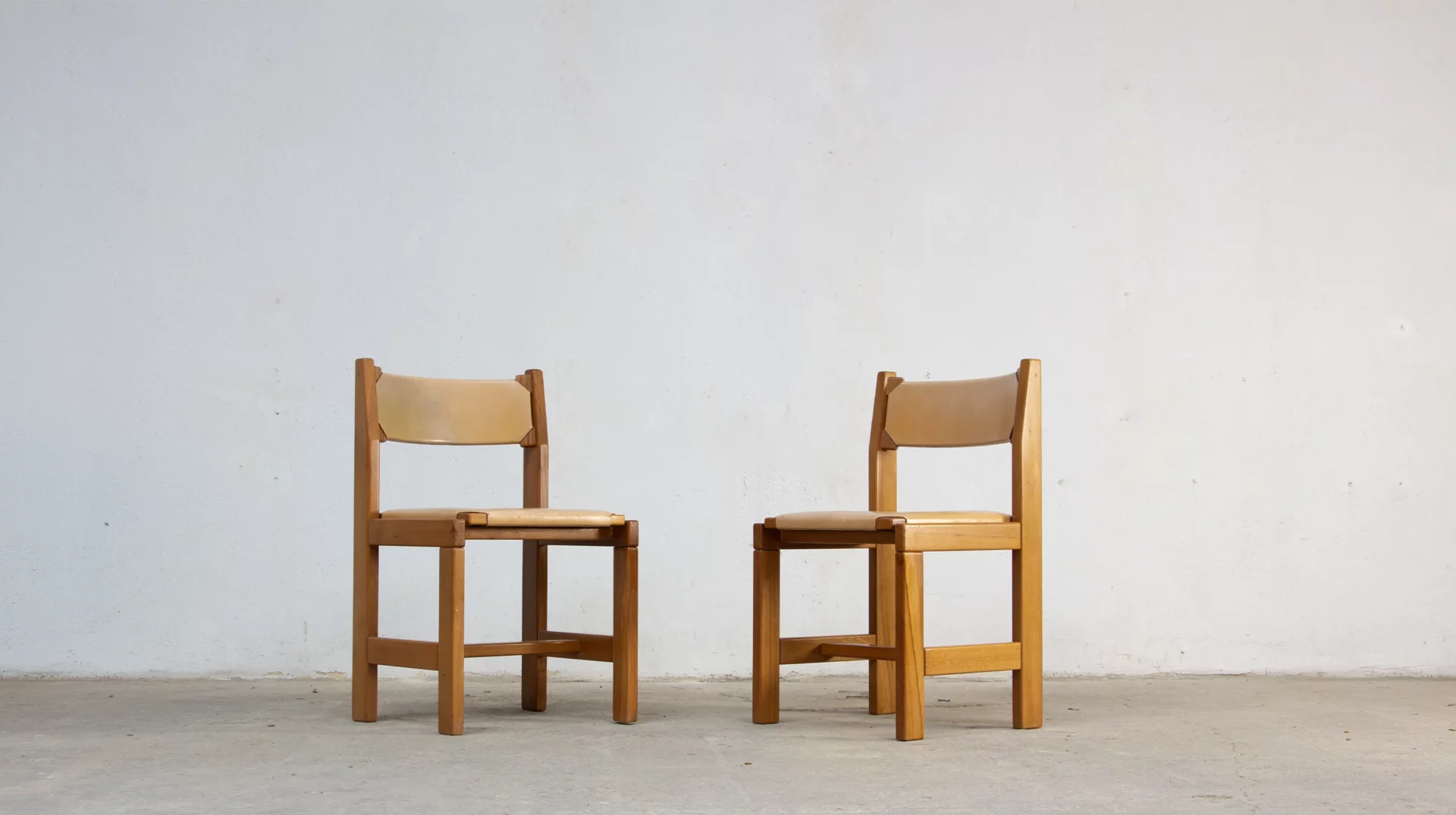 chaises brutalistes en orme et cuir de la Maison regain à la manière de Pierre Chapo, 1970, vue d'ensemble général