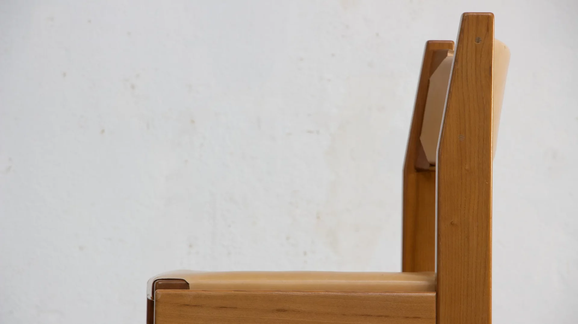 chaises brutalistes en orme et cuir de la Maison regain à la manière de Pierre Chapo, 1970, vue détaillé de la structure en orme