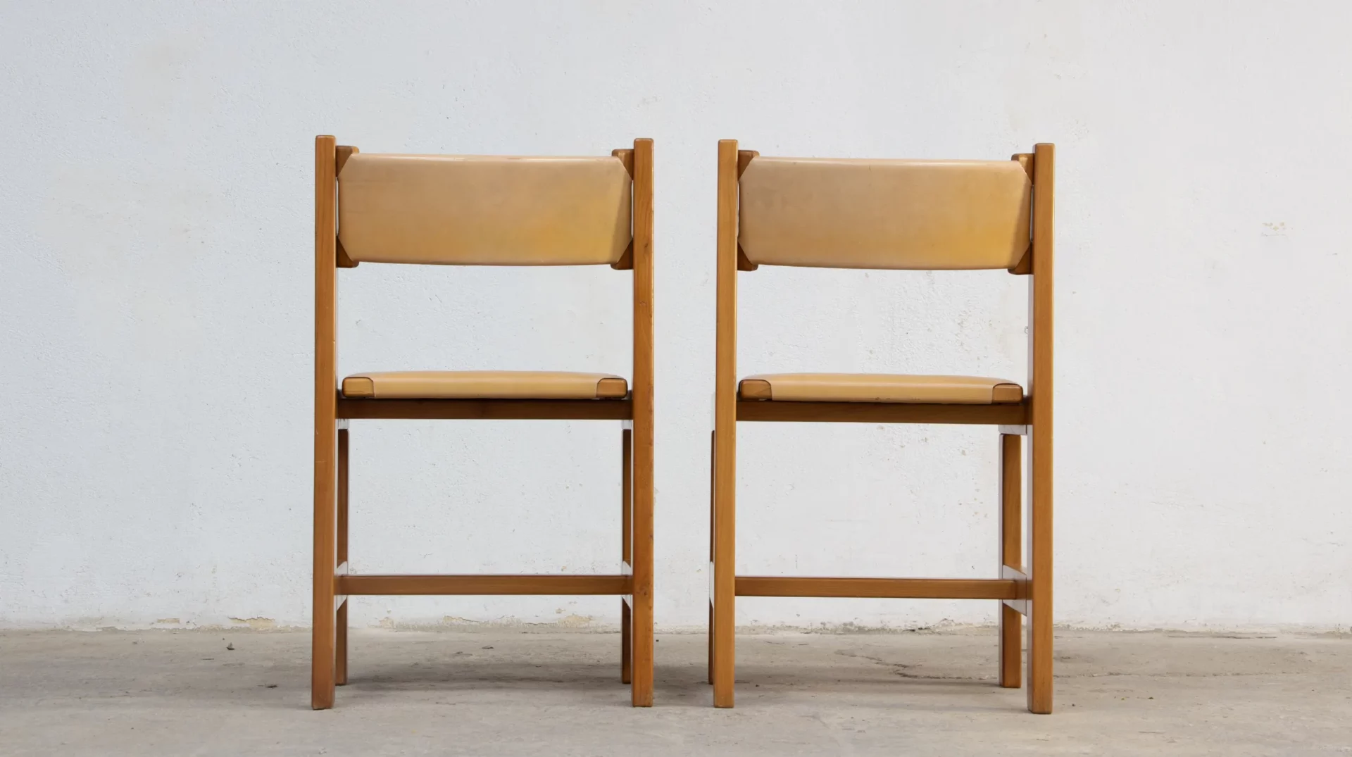 chaises brutalistes en orme et cuir de la Maison regain à la manière de Pierre Chapo, 1970, vue de dos face à l'objectif