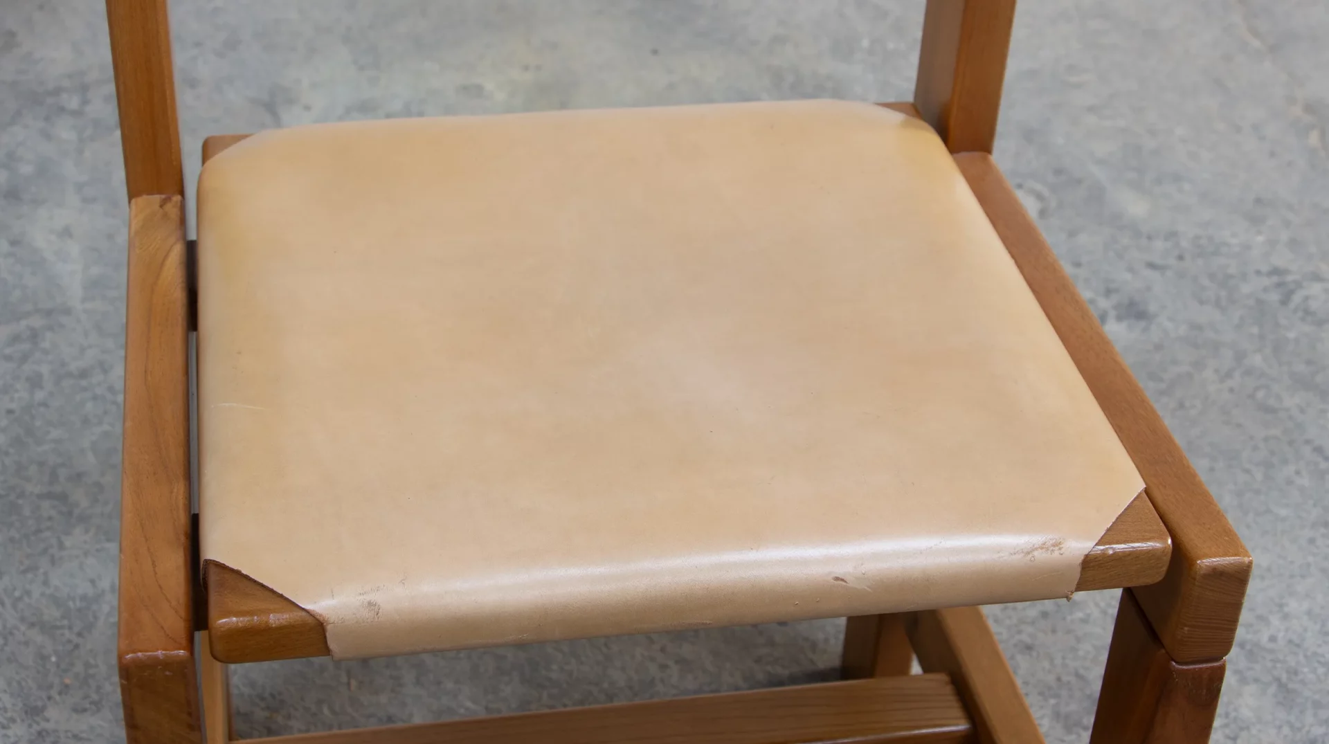 chaises brutalistes en orme et cuir de la Maison regain à la manière de Pierre Chapo, 1970, détail de l'assise en cuir