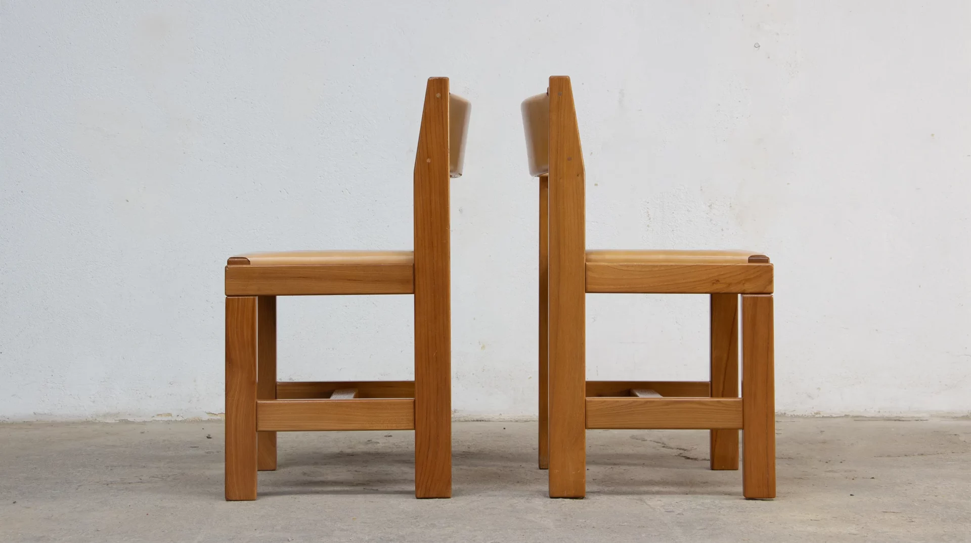 chaises brutalistes en orme et cuir de la Maison regain à la manière de Pierre Chapo, 1970, vue dos à dos