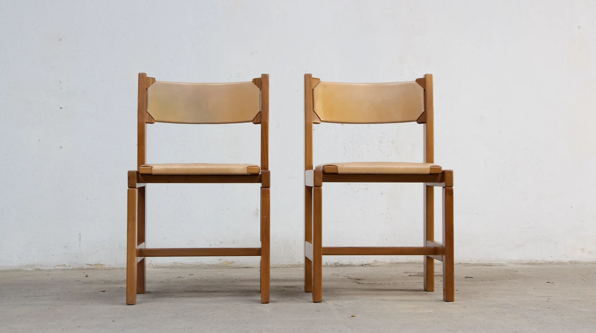 chaises brutalistes en orme et cuir de la Maison regain à la manière de Pierre Chapo, 1970, vue de face