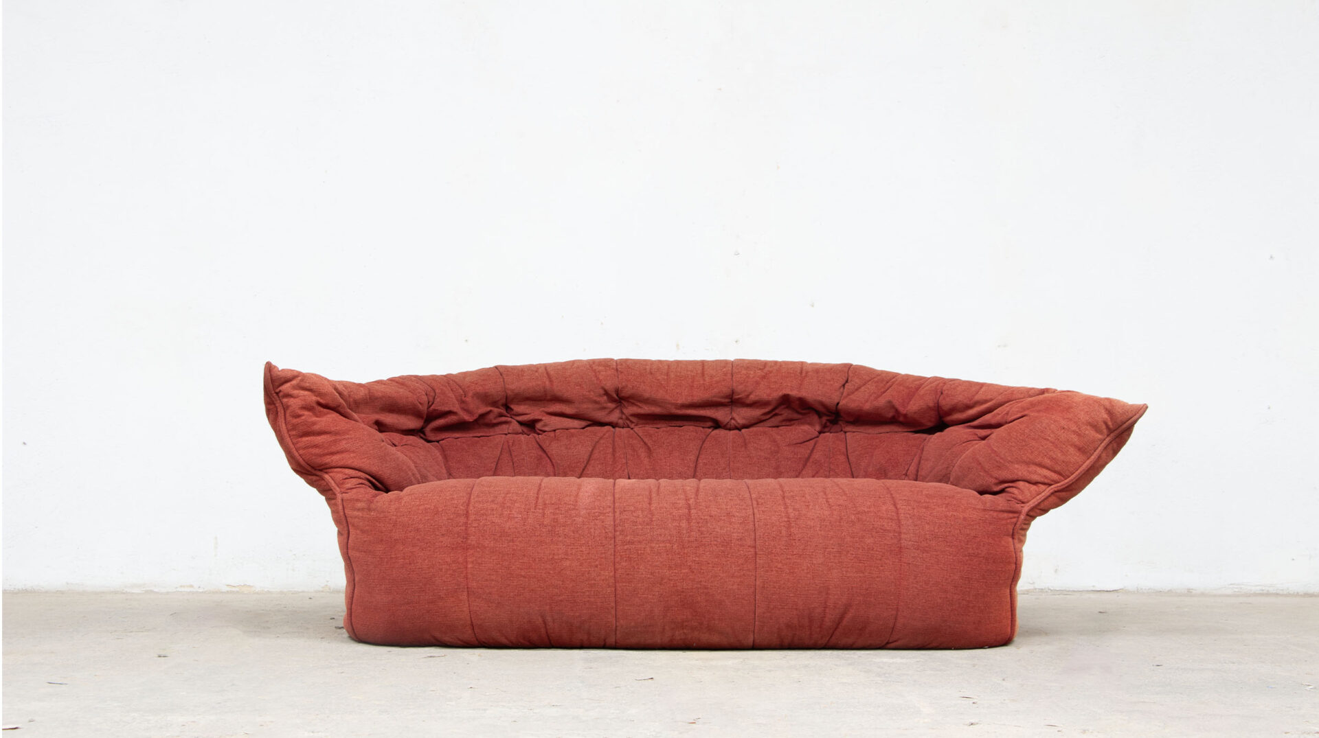 sofa vintage des années 80 Ligne Roset Michel-Ducaroy modèle Brigantin en velours orange terracotta, vue de face