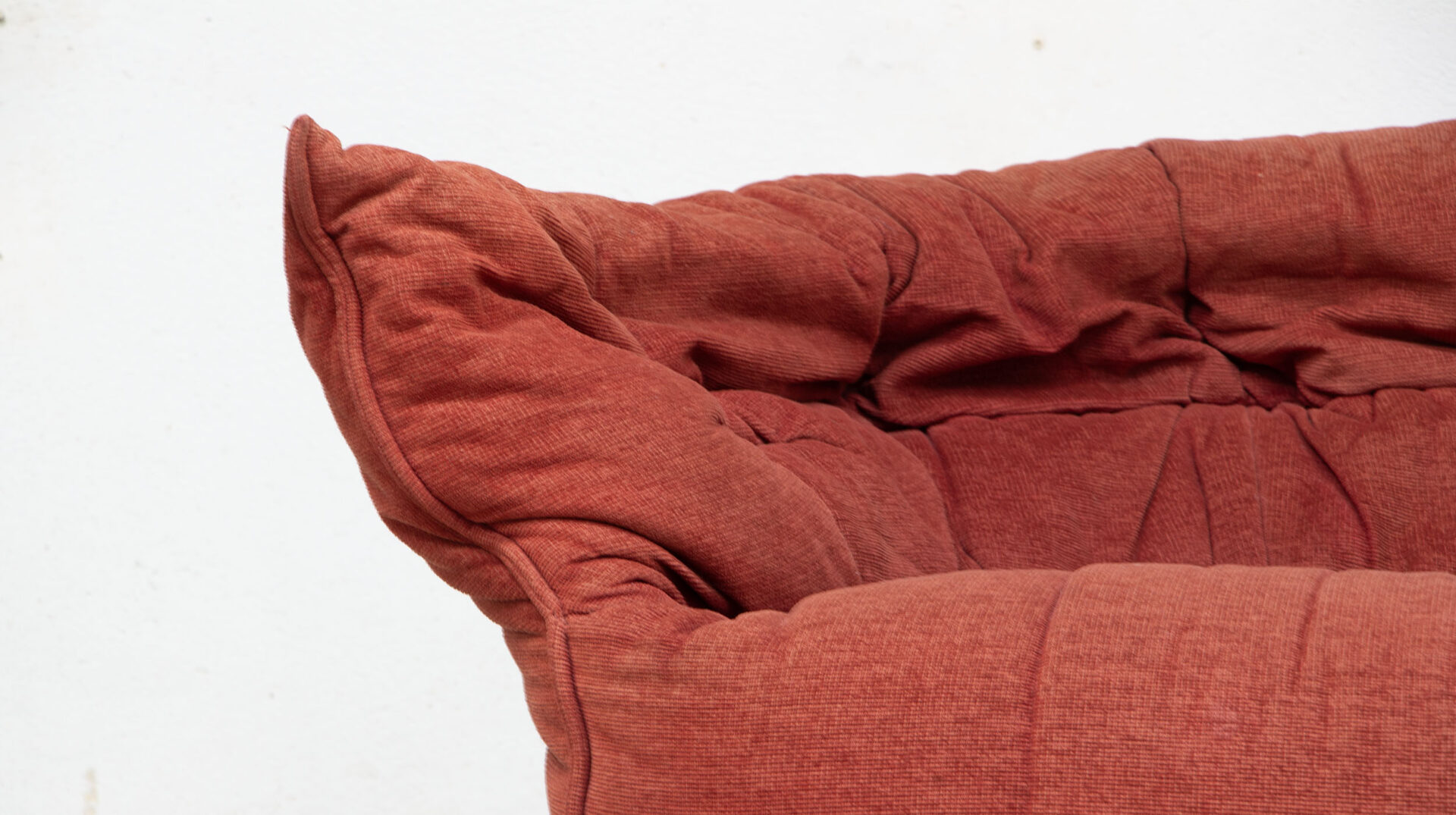Détail Canapé vintage des années 80 Ligne Roset Michel-Ducaroy modèle Brigantin en velours orange terracotta