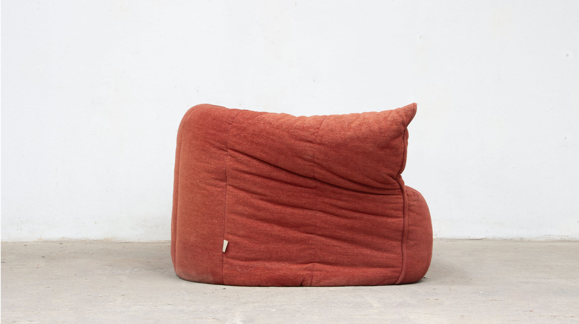 Canapé vintage des années 80 Ligne Roset Michel-Ducaroy modèle Brigantin en velours orange terracotta, vue de coté
