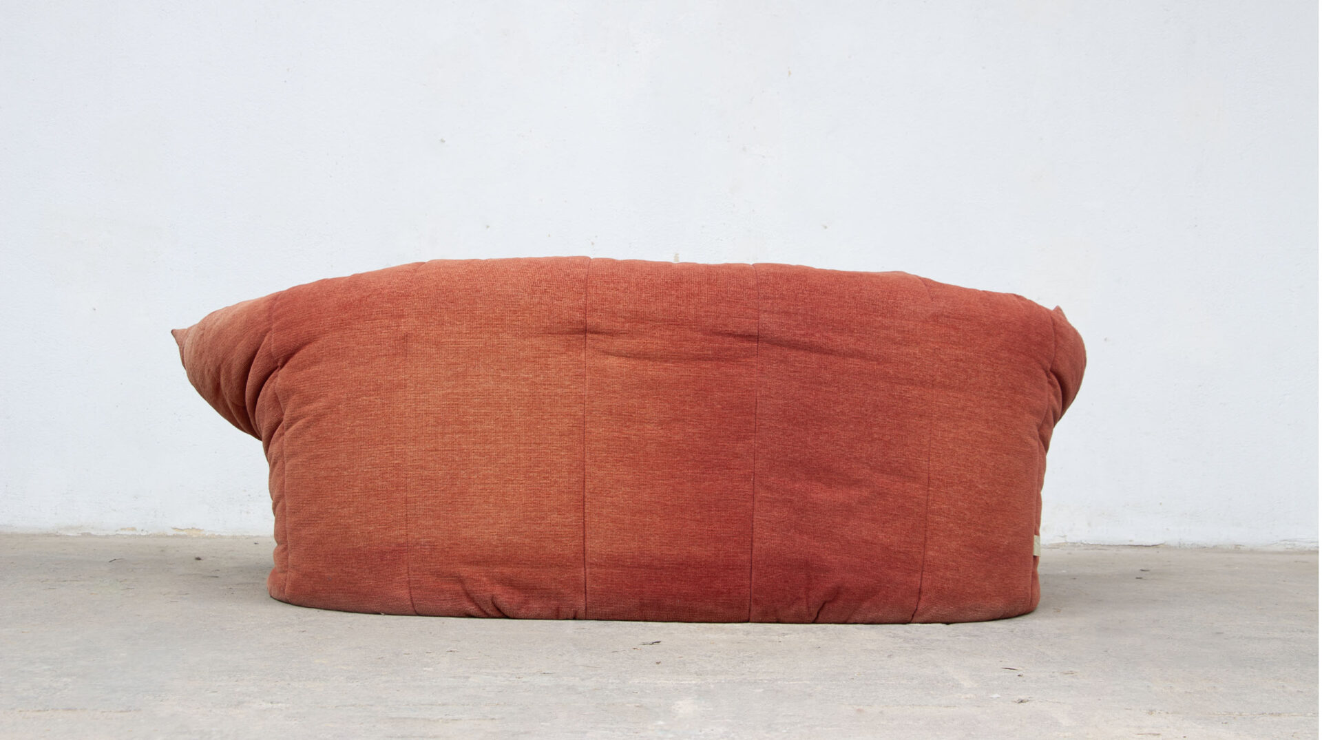 Canapé vintage des années 80 Ligne Roset Michel-Ducaroy modèle Brigantin en velours orange terracotta, vue de dos