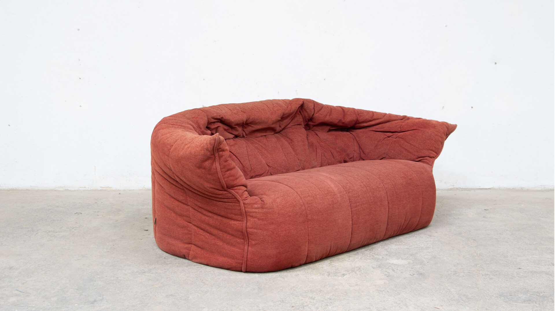 Canapé vintage des années 80 Ligne Roset Michel-Ducaroy modèle Brigantin en velours orange terracotta, vue profil