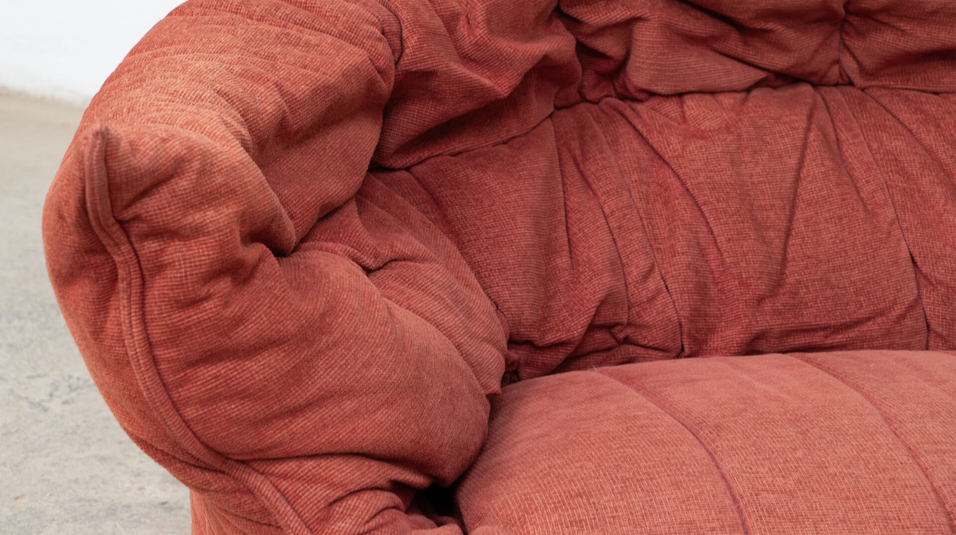 Canapé vintage des années 80 Ligne Roset Michel-Ducaroy modèle Brigantin en velours orange terracotta, détail du tissu