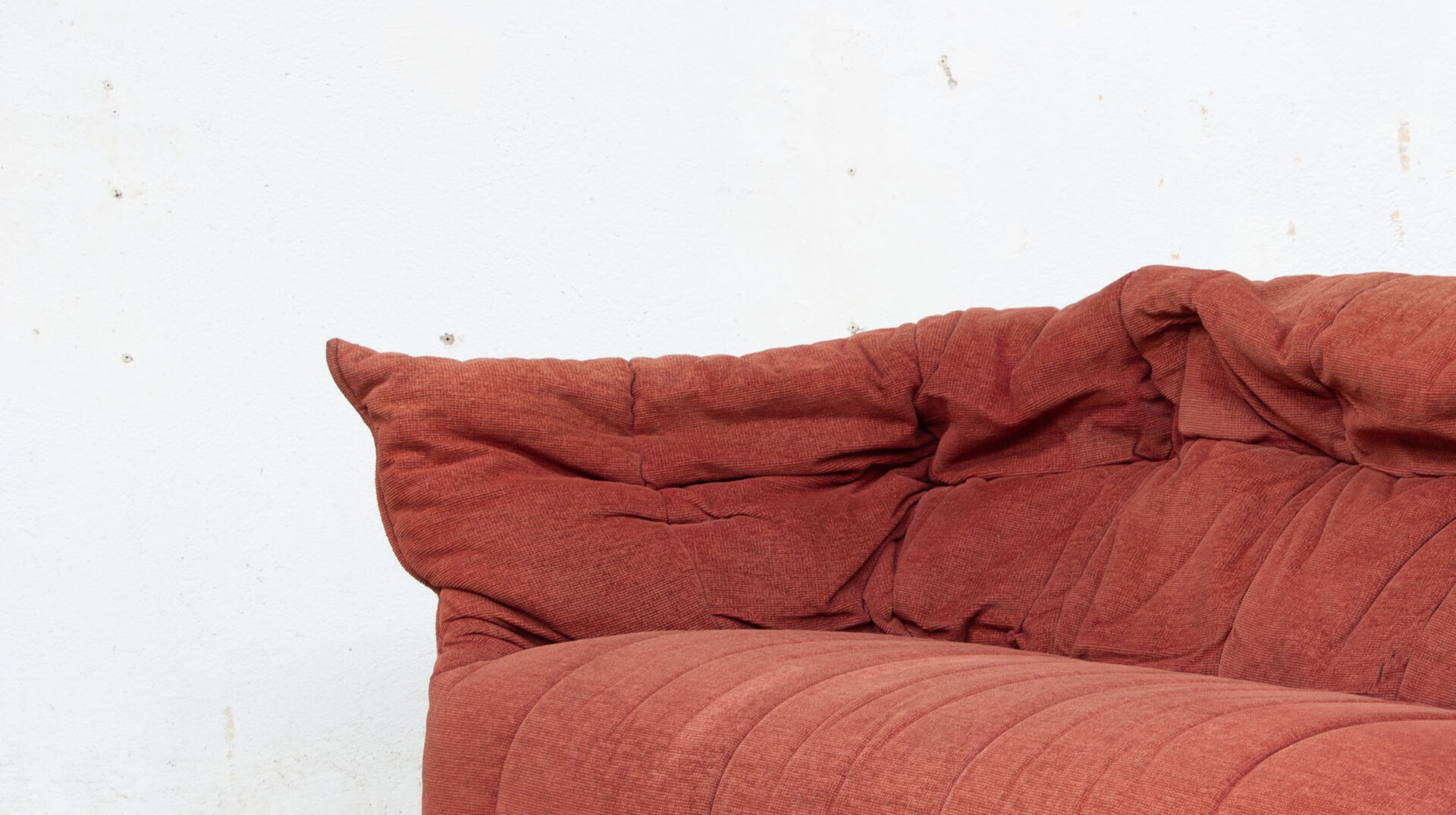 Canapé vintage des années 80 Ligne Roset Michel-Ducaroy modèle Brigantin en velours orange terracotta, détail