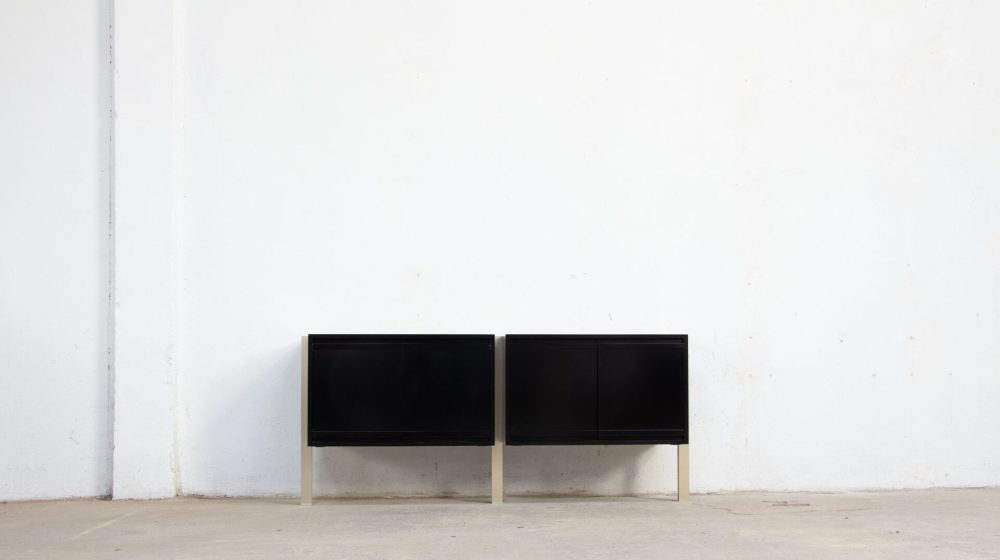 Rare enfilade Michel Ducaroy pour Ligne Roset 1970, laquée noir et montants en aluminium doré. Modèle ML 80. Design Français. Vue de face.