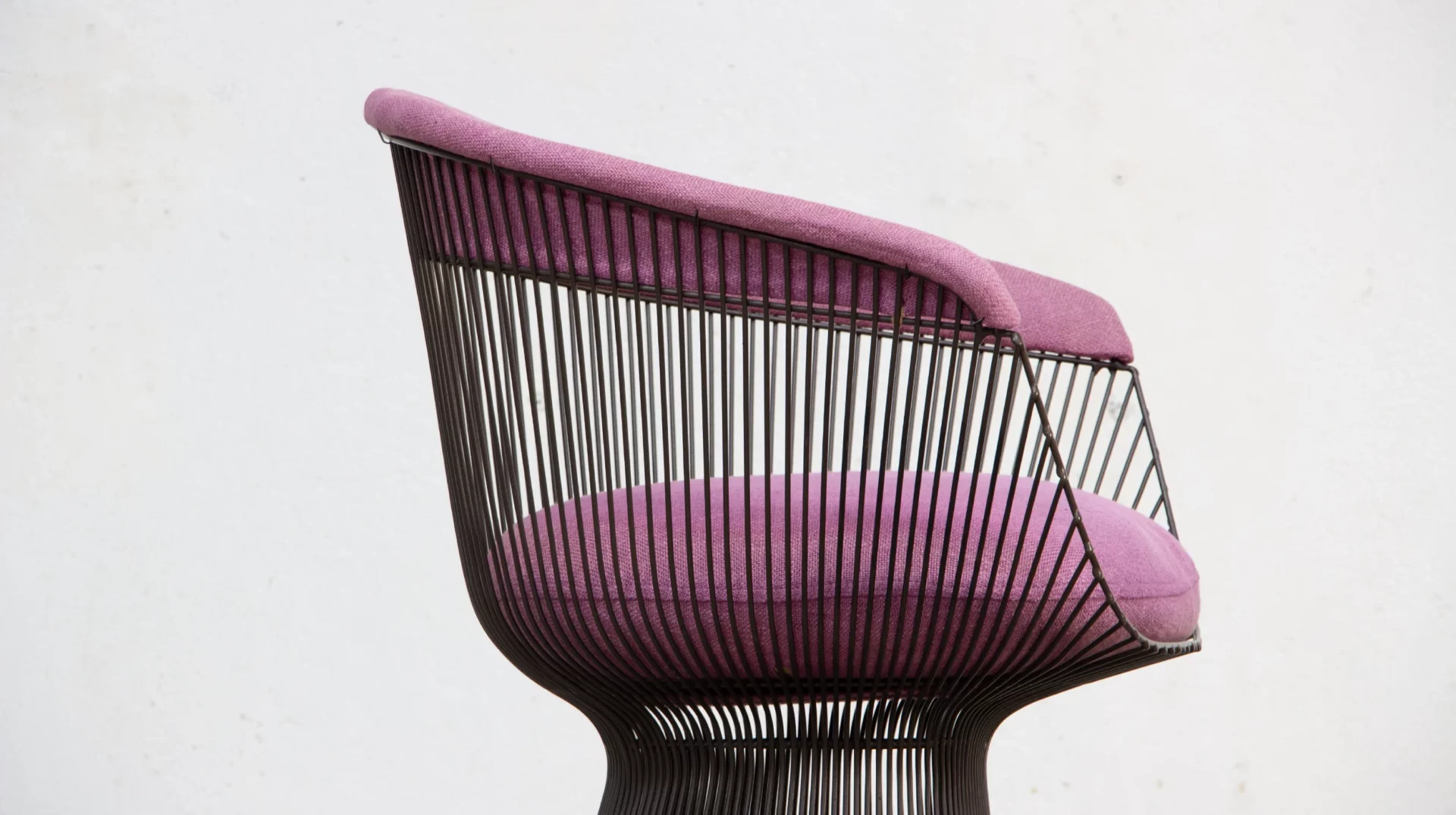 Fauteuils Warren Platner Knoll 1974 finition bronze et coussins rose kvadrat, vue détaillé de l'assise