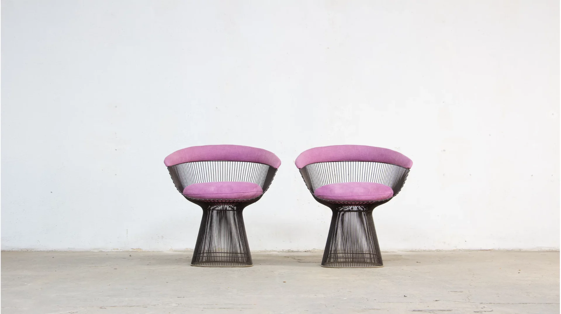 Fauteuils Warren Platner Knoll 1974 finition bronze et coussins rose kvadrat, vue de face