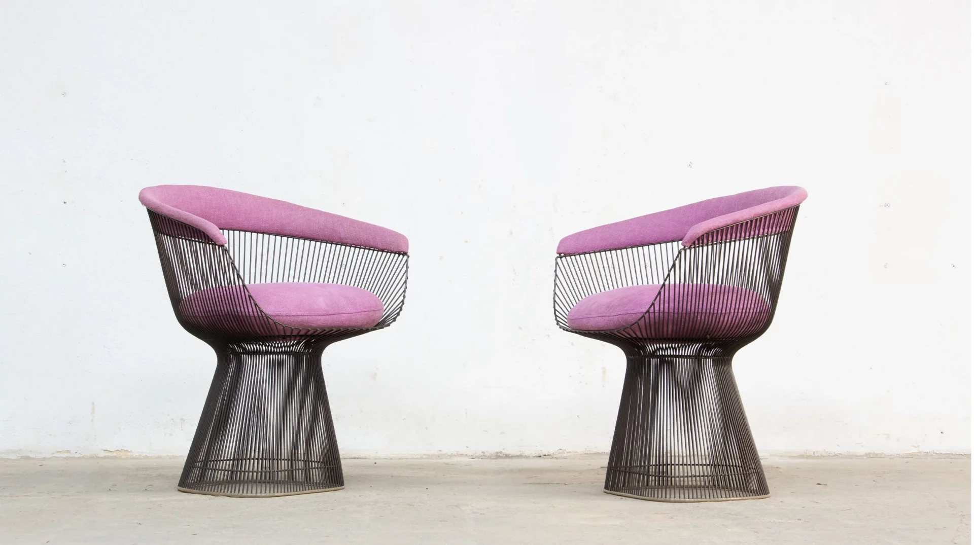 Fauteuils Warren Platner Knoll 1974 finition bronze et coussins rose kvadrat, vue face à face