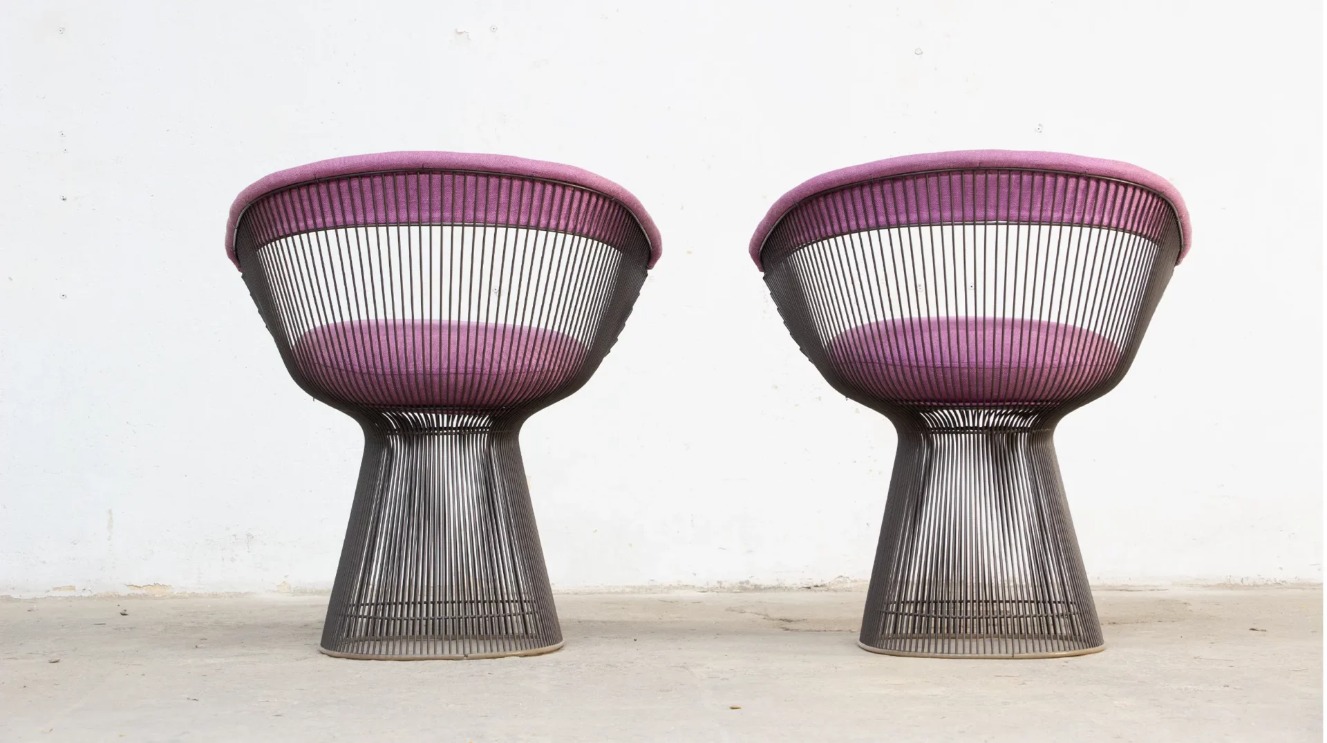 Fauteuils Warren Platner Knoll 1974 finition bronze et coussins rose kvadrat, vue de dos