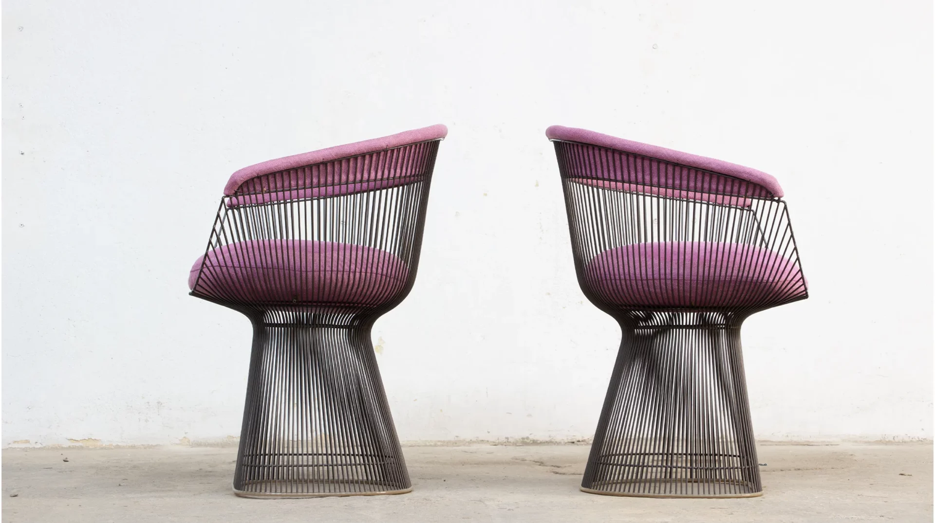 Fauteuils Warren Platner Knoll 1974 finition bronze et coussins rose kvadrat, vue dos à dos